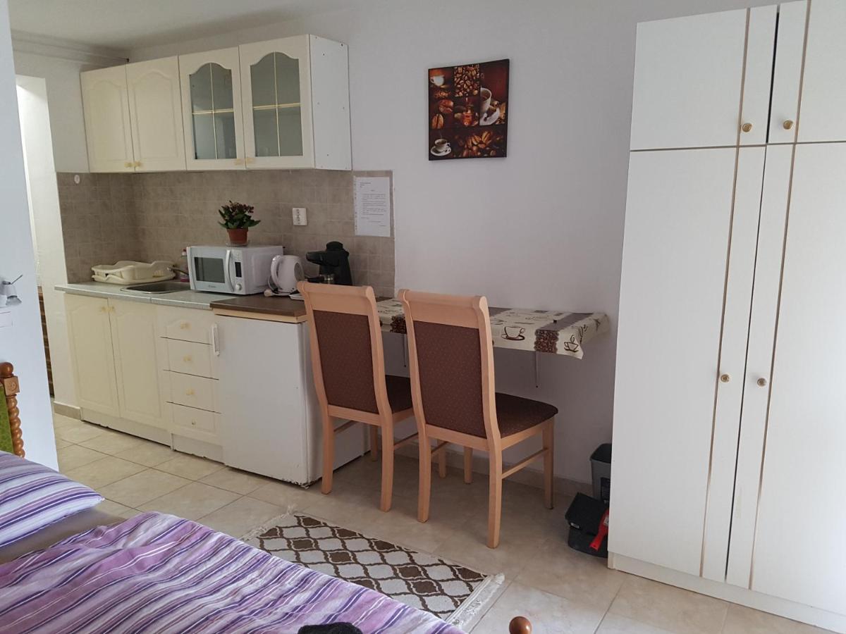 Kriszta Apartmanhaz Apartment Balatonlelle Exterior photo