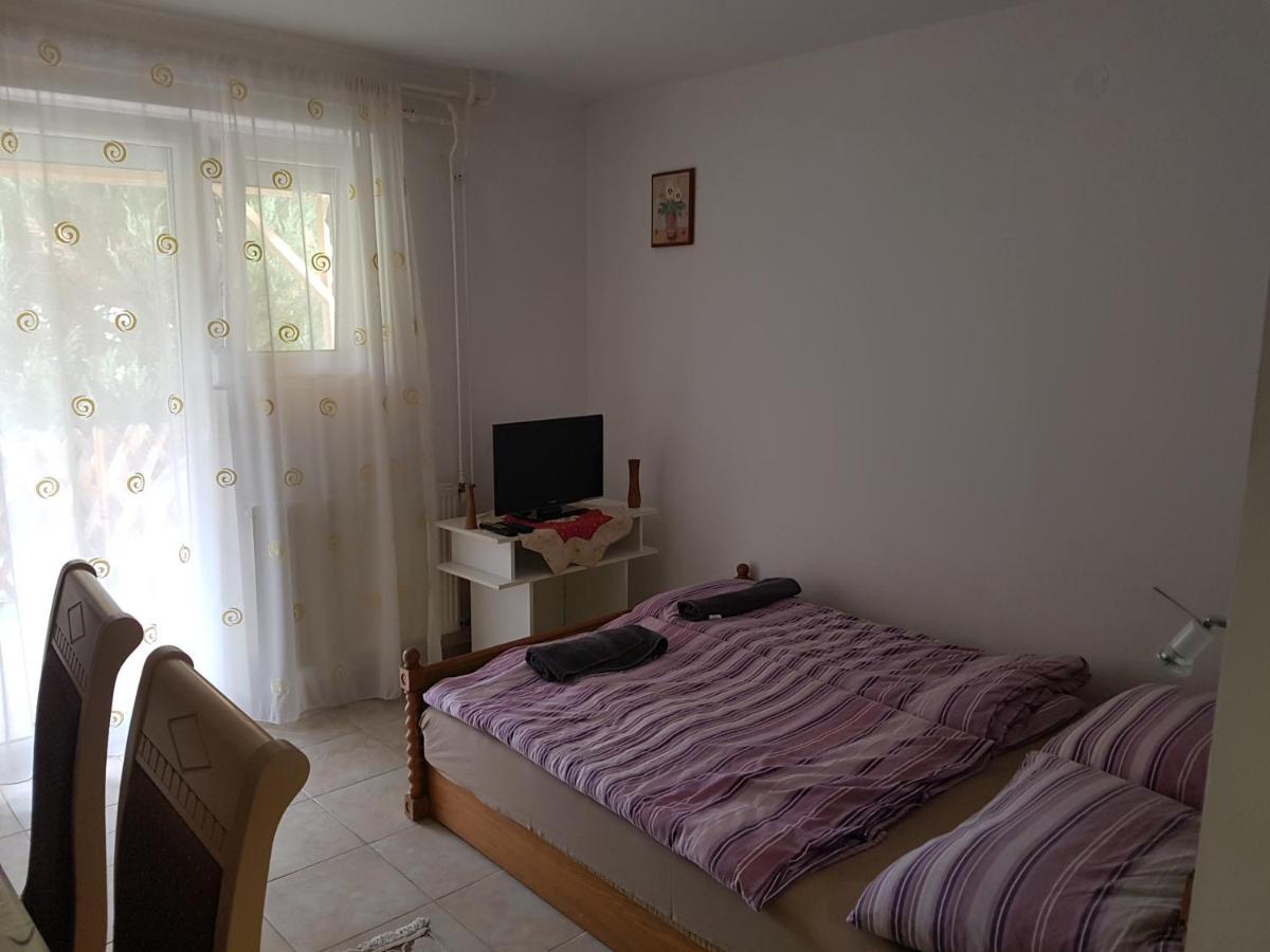 Kriszta Apartmanhaz Apartment Balatonlelle Exterior photo